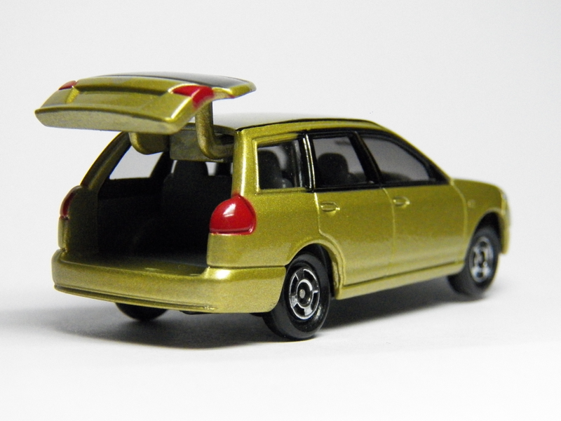 Illustration for article titled Land of the Rising Sun-Day - Tomica Nissan Wingroad